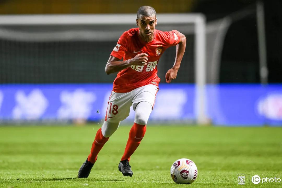 احتفال لعيبه الهلالفرحة تتجاوز الملاعب